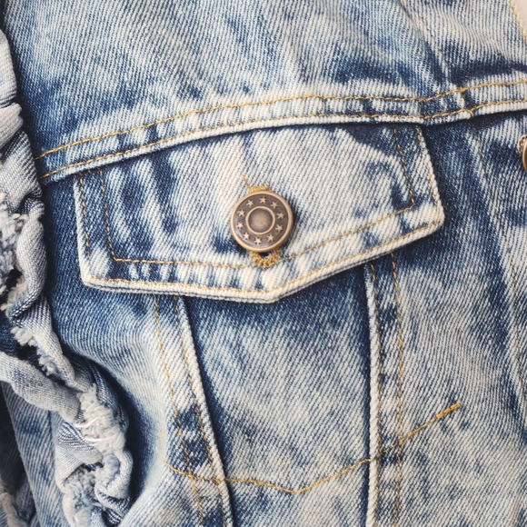 ELAN Ruffled Acid Washed Jean Jacket - Picture 7 of 10